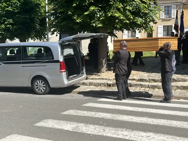 Porteurs funéraires chargeant un cercueil en bois dans le véhicule de transport